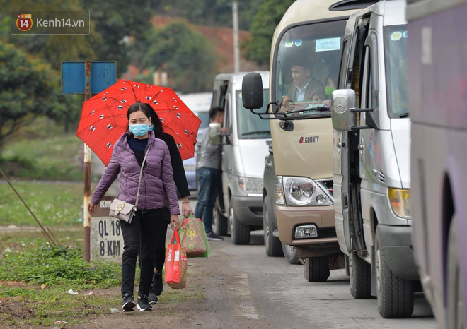 Khai hội Yên Tử, hàng trăm người leo trèo ra khỏi đám đông vì đứng chôn chân 2 tiếng ở đường lên chùa Đồng
